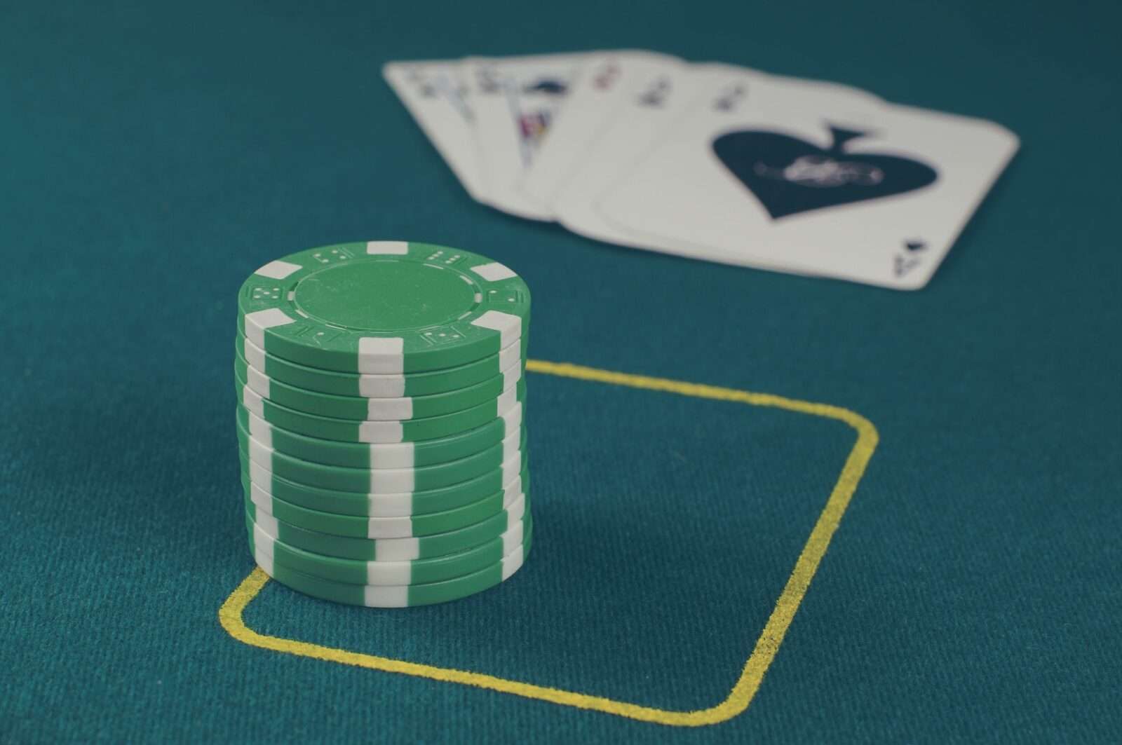 Poker 101: Mastering the Fundamentals for Winning Gameplay