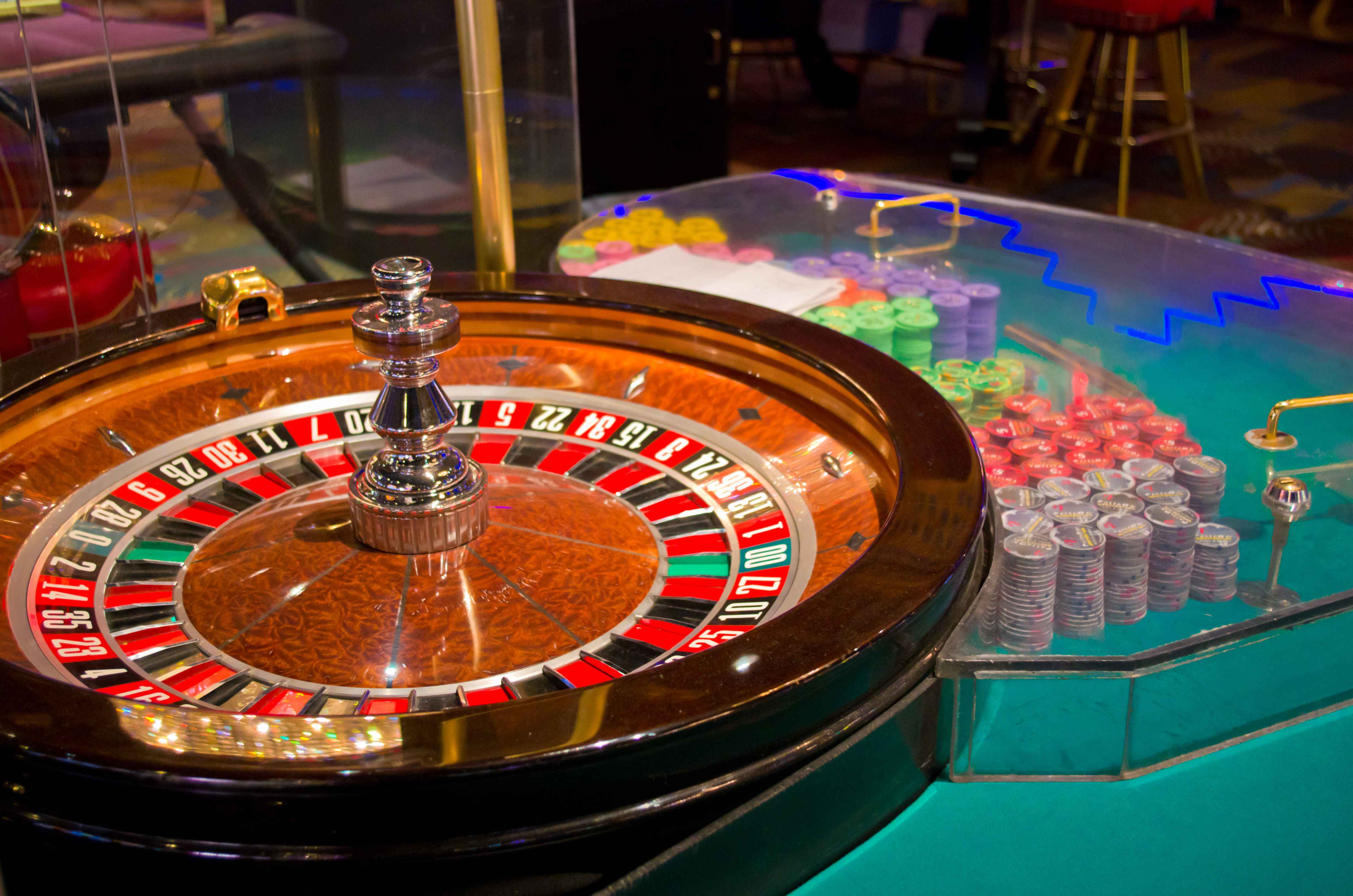 A Guide to Proper Casino Etiquette: Do's and Don'ts at the Tables
